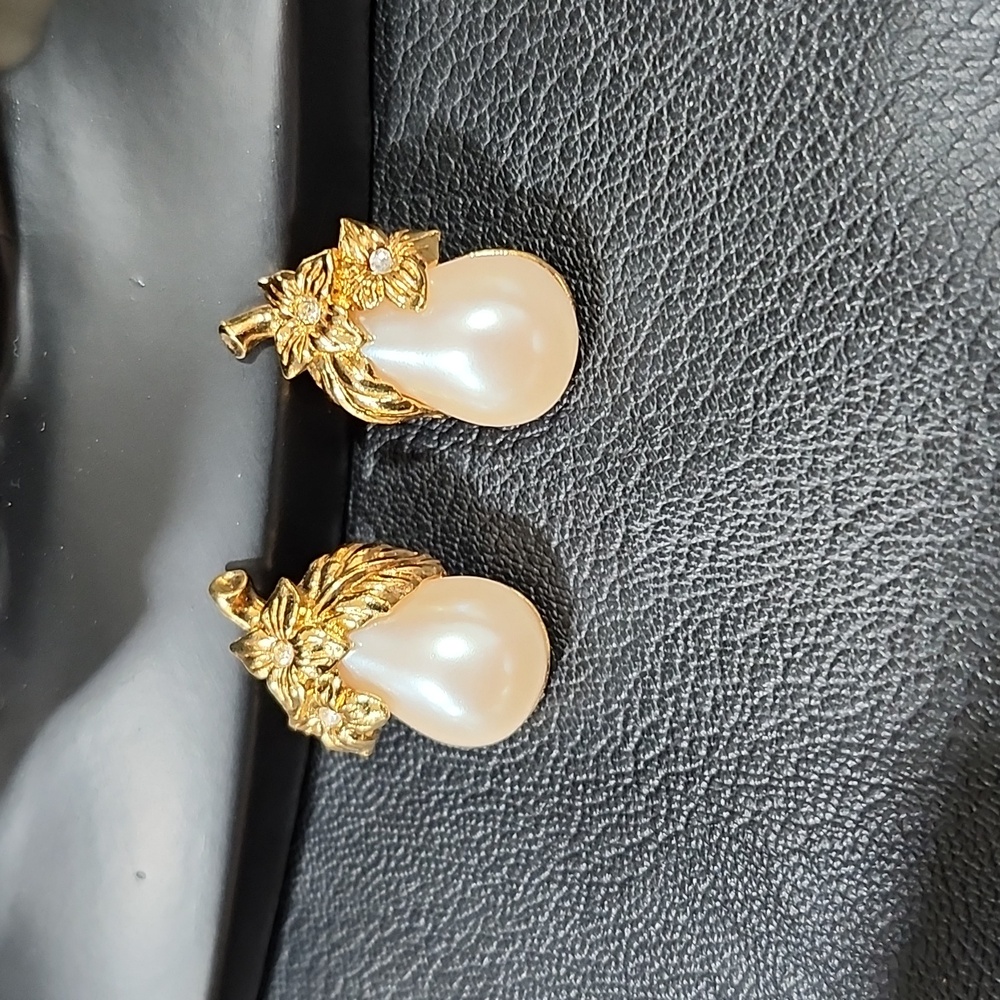 VINTAGE AVON GOLD-TONE FAUX PEARL EARRINGS with CRYSTAL ACCENTS